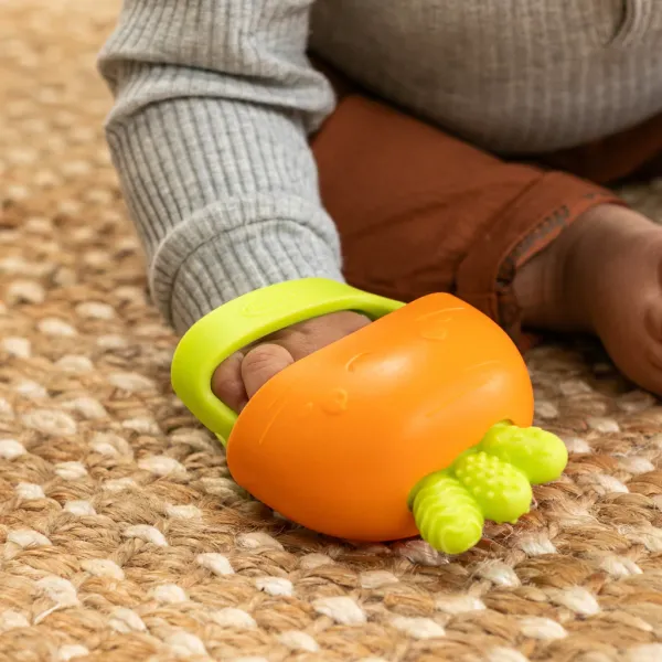 INFANTINO Handy Dandy Teething Mitt - Carrot