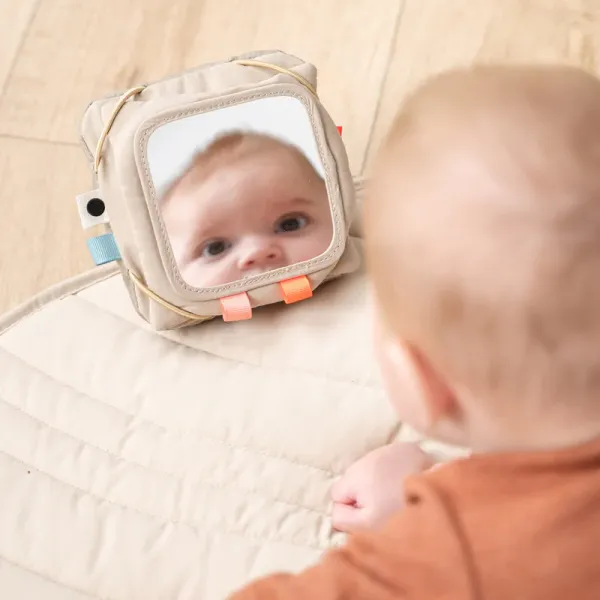 DONE BY DEER Baby contrast card holder Deer friends - Sand